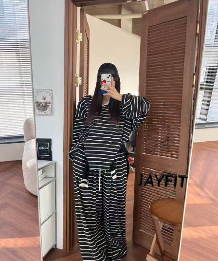 재고 있음 한국 ins 보 주님 26 봄 새로운 외국 가스 스트라이프 V넥 어깨 패드 루즈핏 티셔츠 캐주얼 바지 세트 여성