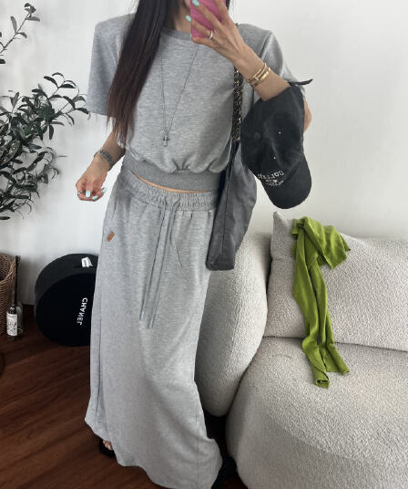 재고 있음 새로운 루즈핏 라운드 넥 반팔 티셔츠 허리밴드 펌프 로프 스트레이트 한 마디 반신 스커트 세트