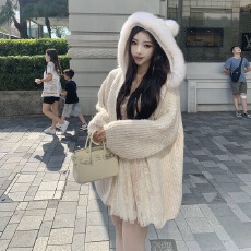 批发J11 Studio/ 乖乖女 氛围感宽松显瘦百搭时髦连帽狐狸毛针织开衫