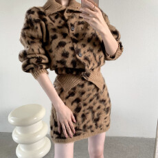 批发韩版 INS 博主 复古高级感豹纹长袖毛衣外套＋时尚短裙两件套