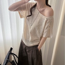 批发官图 <b class='q'>正品</b>斜肩贝壳扣短袖针织t恤女26夏季宽松气质显瘦一字肩上衣