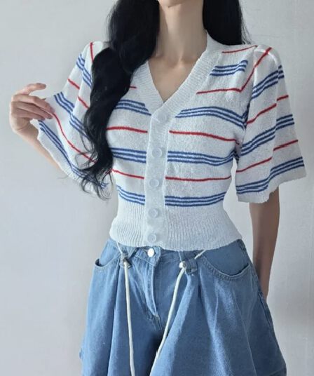 프랑스식 품격 여름 새로운 거품 소매 싱글 줄 버튼 슬림해 보이는 어깨 패드 V넥 니트 스웨터 반팔 여성