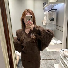 批发韩系气质毛衣套装女<b class='q'>冬</b>季高级感v领露肩针织上衣＋高腰短裙两件套