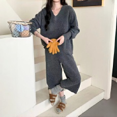 批发实拍 <b class='q'>韩国</b>博主私服 针织<b class='q'>套装</b> 软糯 V 领毛衣阔腿裤休闲两件套