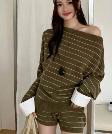 한 부서 비스듬한 어깨 배색 스트라이프 니트 세트 여성 느긋한 오프숄더 스웨터 펌프 로프 반바지 캐주얼 투피스 세트 가을 의상