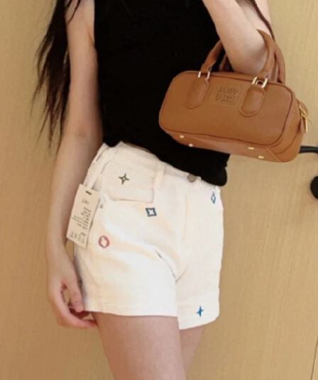 레트로 항구 바람 넓은 다리 데님 반바지 여성 여름 새로운 디자인 센스 프린트 몸매 가꾸기 슬림해 보이는 한 마디 타이트 스커트 핫 바지