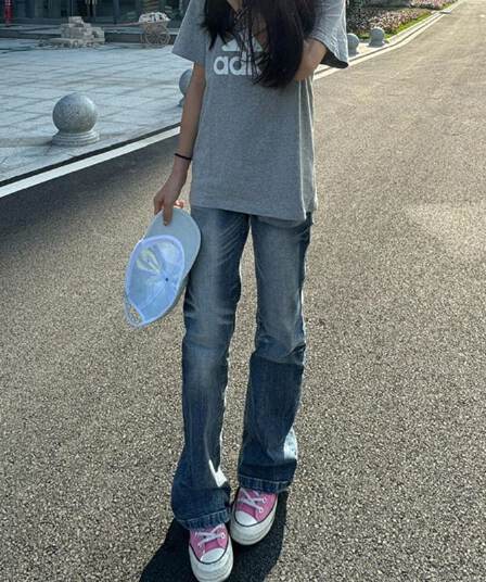 ins 트렌디 출퇴근 캐주얼 마이크로 폭탄 청바지 여성 봄과 가을 슬림해 보이는 디스플레이 높음 패션 디자인 센스 스트레이트 청바지
