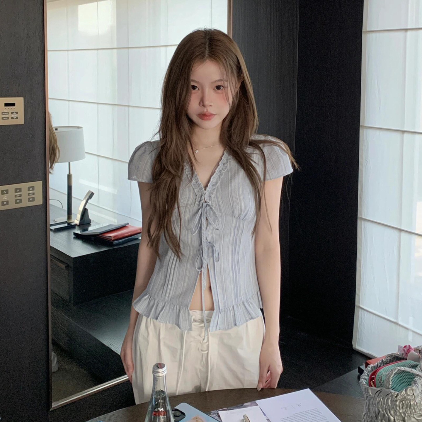 부드러운 바람 순수한 욕망 파란색 V넥 프릴 레이스업 반팔 티셔츠 여성 여름 한국 스타일 몸매 가꾸기 슬림해 보이는 핫걸 맨위