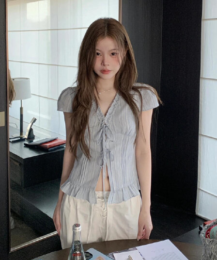 부드러운 바람 순수한 욕망 파란색 V넥 프릴 레이스업 반팔 티셔츠 여성 여름 한국 스타일 몸매 가꾸기 슬림해 보이는 핫걸 맨위