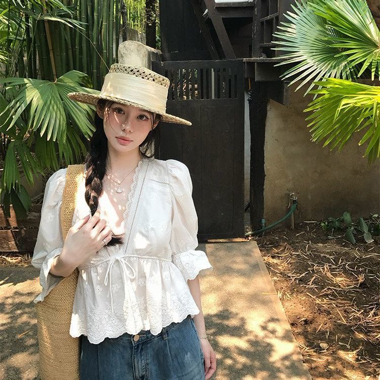 화이트 홀로우 아웃 자수 레이스 나팔 소매 V넥 맨위 여성 봄 여름 허리 수축 스트랩 중간 소매 셔츠