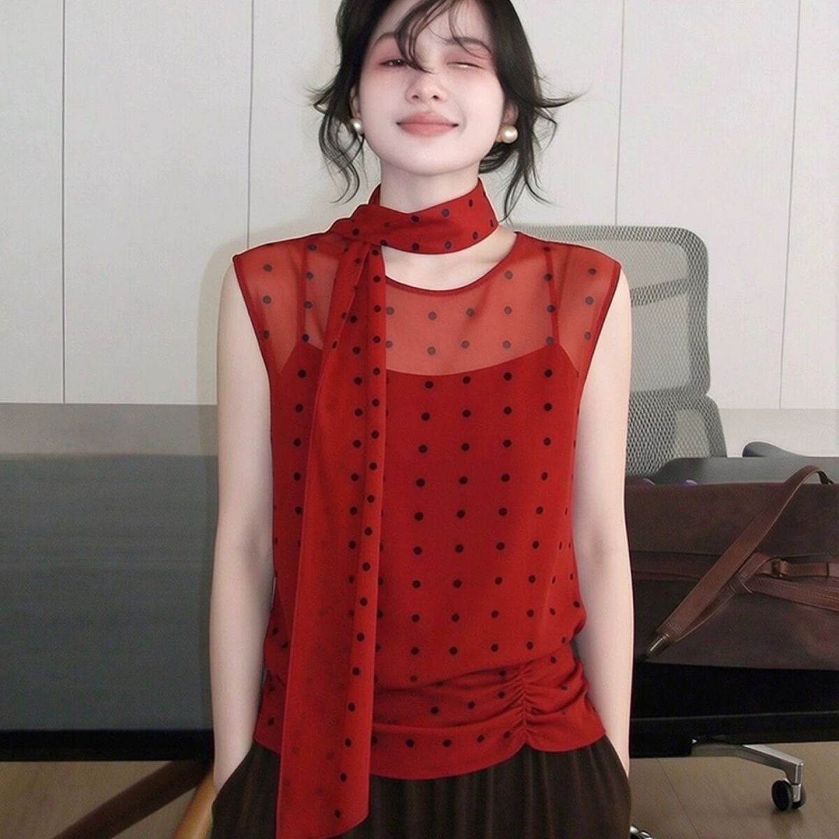 프랑스식 고급 센스 레트로 배색 도트 무늬 디자인 리본 패치워크 민소매 여성 셔츠 2026 여름 새로운 맨위