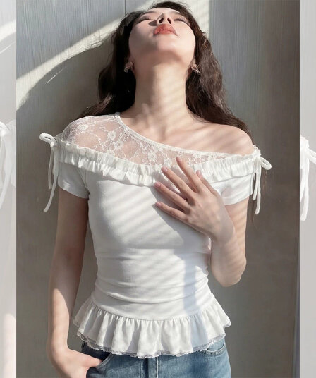 화이트 비스듬한 어깨 의류 레이스 여름 디자인 패치워크 몸매 가꾸기 슬림해 보이는 순수한 욕망 새로운 핫걸 티셔츠 한 단어 반팔