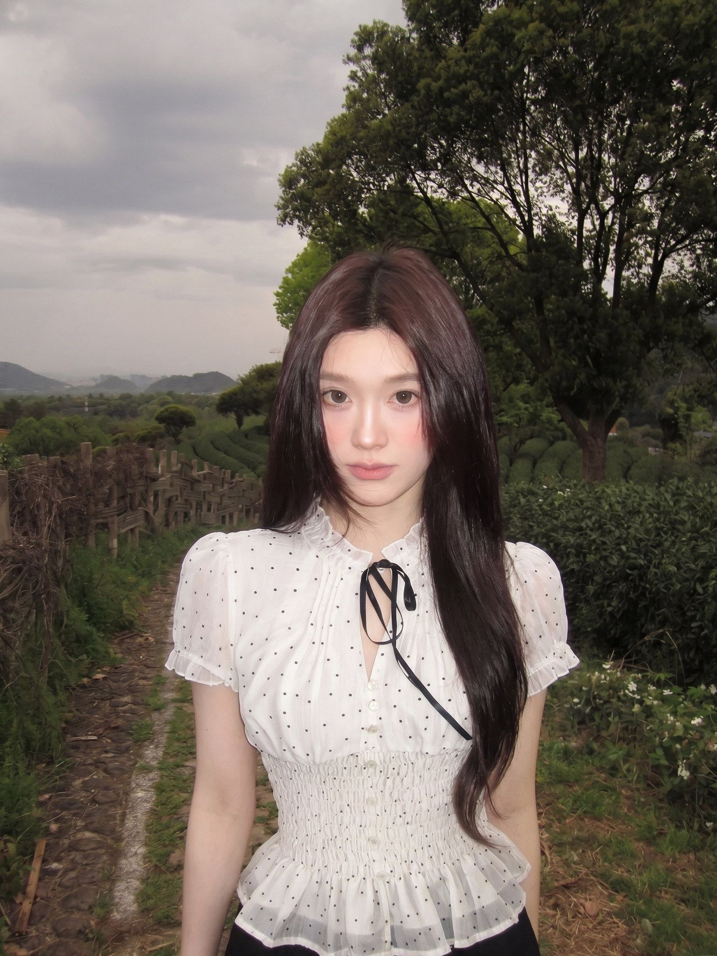 프랑스식 달콤한 스타일 도트 무늬 거품 소매 여성 셔츠 2026 여름 레이스업 허리 수축 프릴 연령 감소 맨위