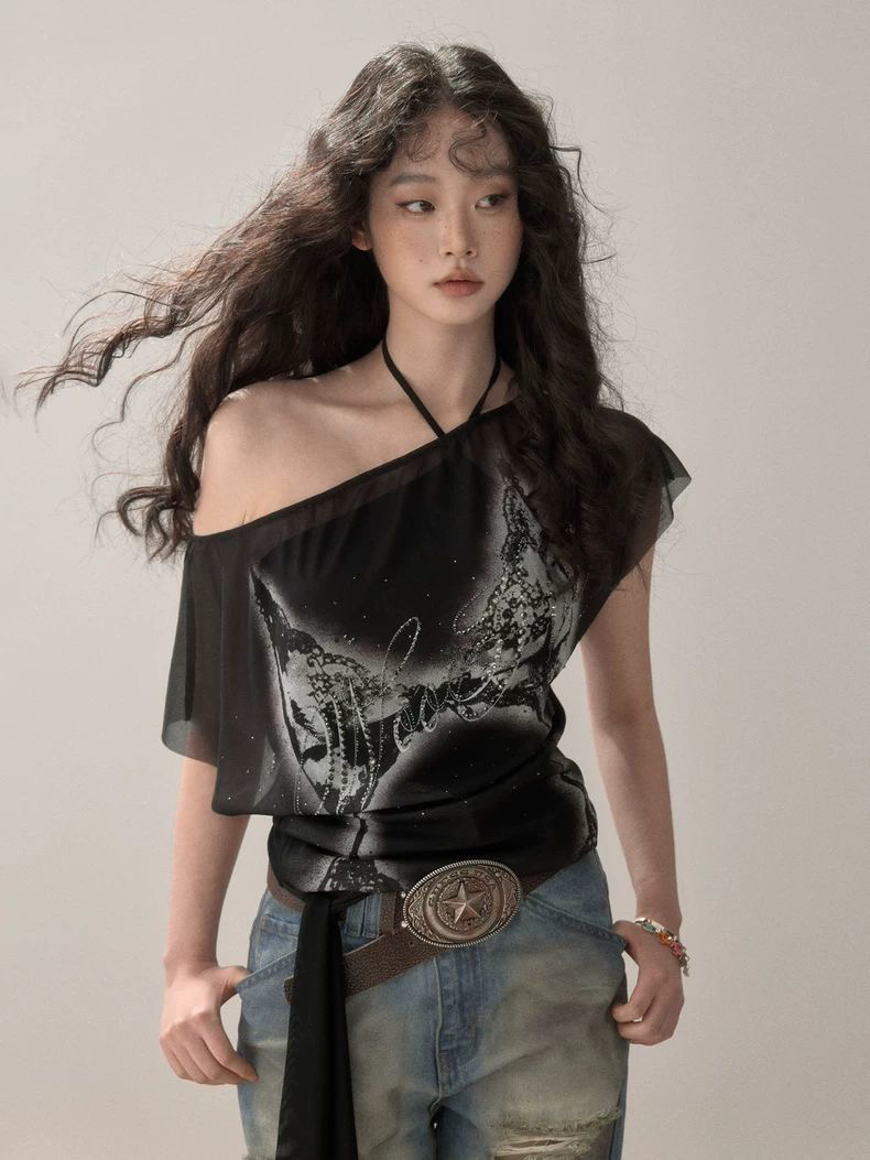 2026 여름 한 욕망 부서 chic 싱글 착용 맨위 디자인 센스 느긋한 바람 검정색 몸매 가꾸기 비스듬한 오프숄더 아름다운 티셔츠