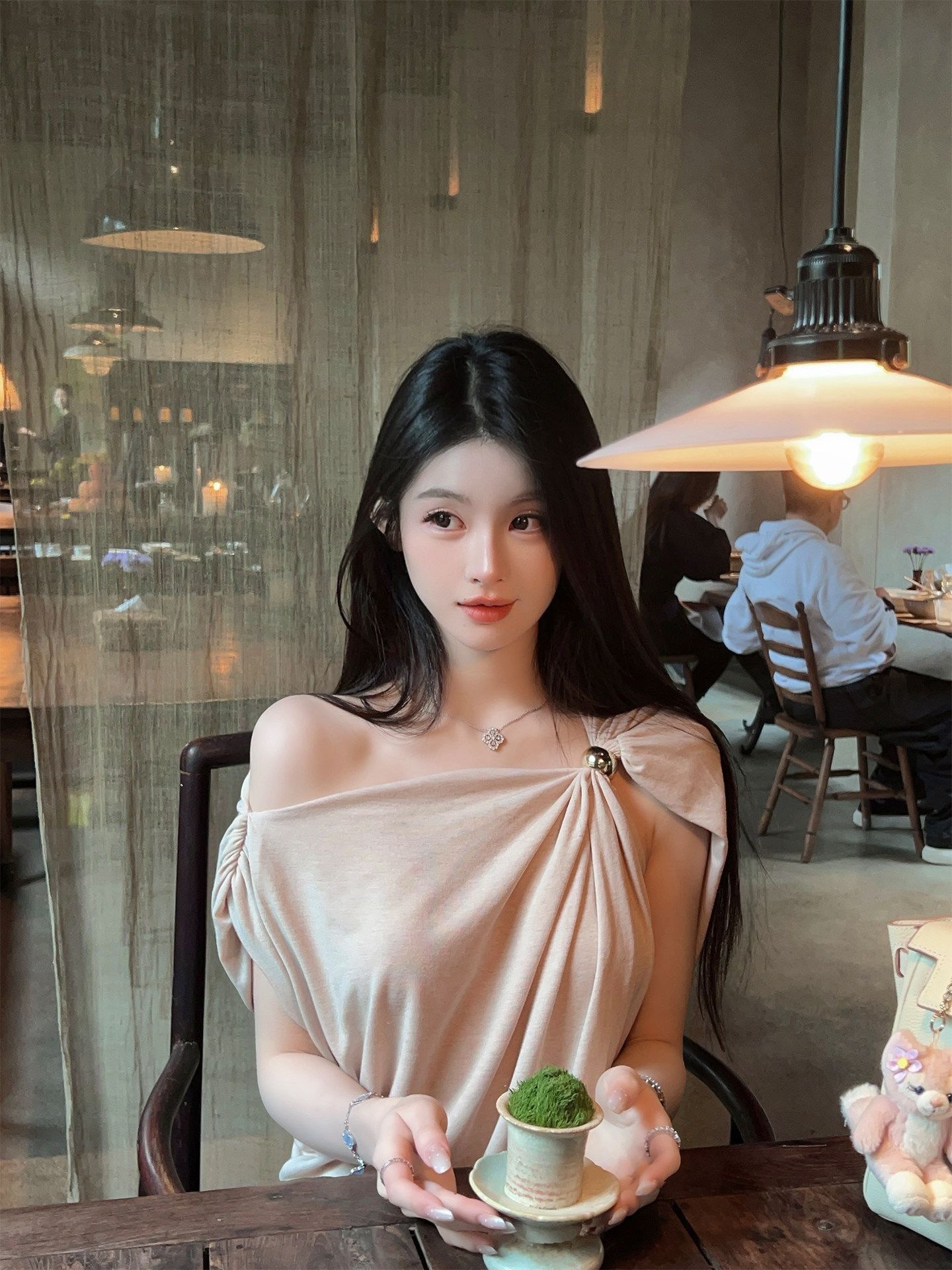 한 스타일 핫걸 여름 새로운 디자인 센스 금속 버클 비스듬한 어깨 의류 여성 의류 반팔 루즈핏 슬림해 보이는 오프숄더 캐주얼