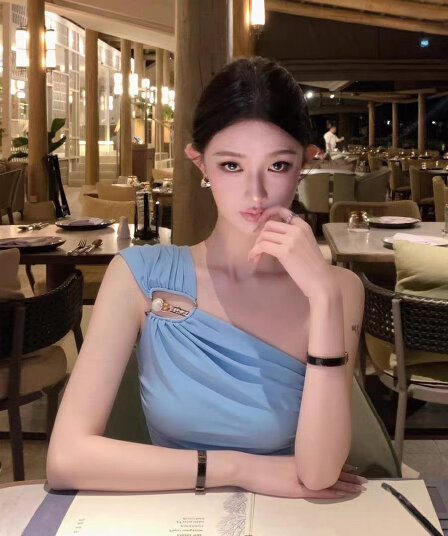 한 부서 파란색 홀로우 아웃 숄더백 튜브탑 조끼 여성 2026 여름 고급 센스 허리 수축 슬림해 보이는 이슬 쇄골 민소매 맨위