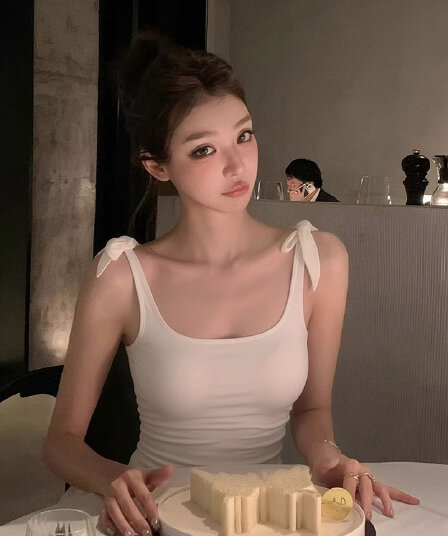 화이트 나비 매듭 스트랩 캐미솔 2026 여름 프랑스식 천 골드 센스 몸매 가꾸기 낮음 라운드 넥 이슬 쇄골 작은 셔츠