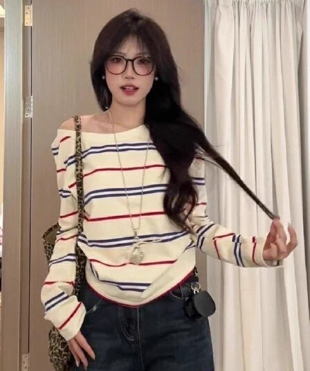 가을 겨울 새로운 배색 스트라이프 이른 가을 분위기 비스듬한 어깨 긴팔 티셔츠 ins 가을 디자인 슬림해 보이는 몸매 가꾸기 맨위 여성