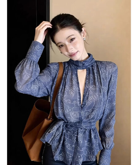 2026 봄 새로운 레트로 고급 센스 파란색 프린트 셔츠 여성 긴 소매 레이스업 허리 수축 출퇴근 품격 맨위
