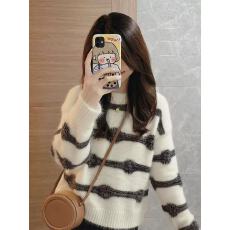 批发时尚新款高级感秋冬季慵懒风圆领条纹毛衣女宽松外搭针织衫奶白色