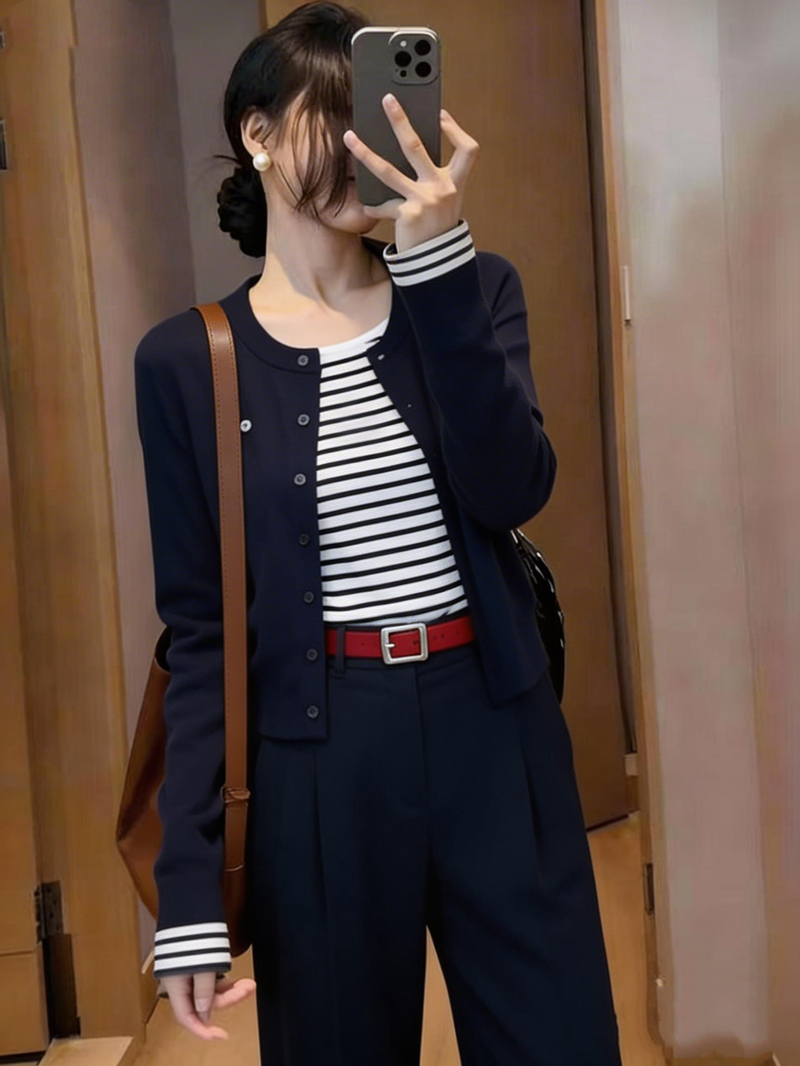 해군 스트라이프 패치워크 페이크 레이어드 긴팔 니트 스웨터 여성 2026 봄 새로운 슬림해 보이는 다용도 품격 맨위