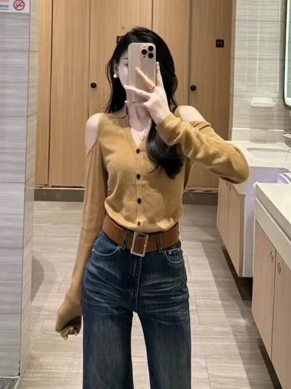 2026 새로운 이른 봄 분위기 센스 느긋한 패션 품격 관대 한 점잖은 착용 가져 가라. 카키 색 오프숄더 니트 맨위