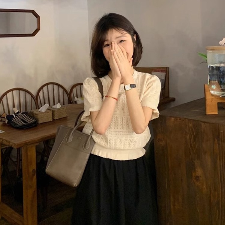 베이지 색 홀로우 아웃 니트 스웨터 반팔 여성 봄 여름 스택 착용 작은 대중 디자인 몸매 가꾸기 허리 수축 쇼트 스타일 슬림해 보이는 긍정적 인 어깨 의류