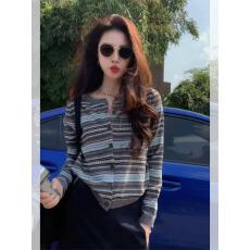 批发韩系氛围感条纹提花针织开衫女巨好看的春秋穿搭短款<b class='q'>毛衣</b>外套上衣