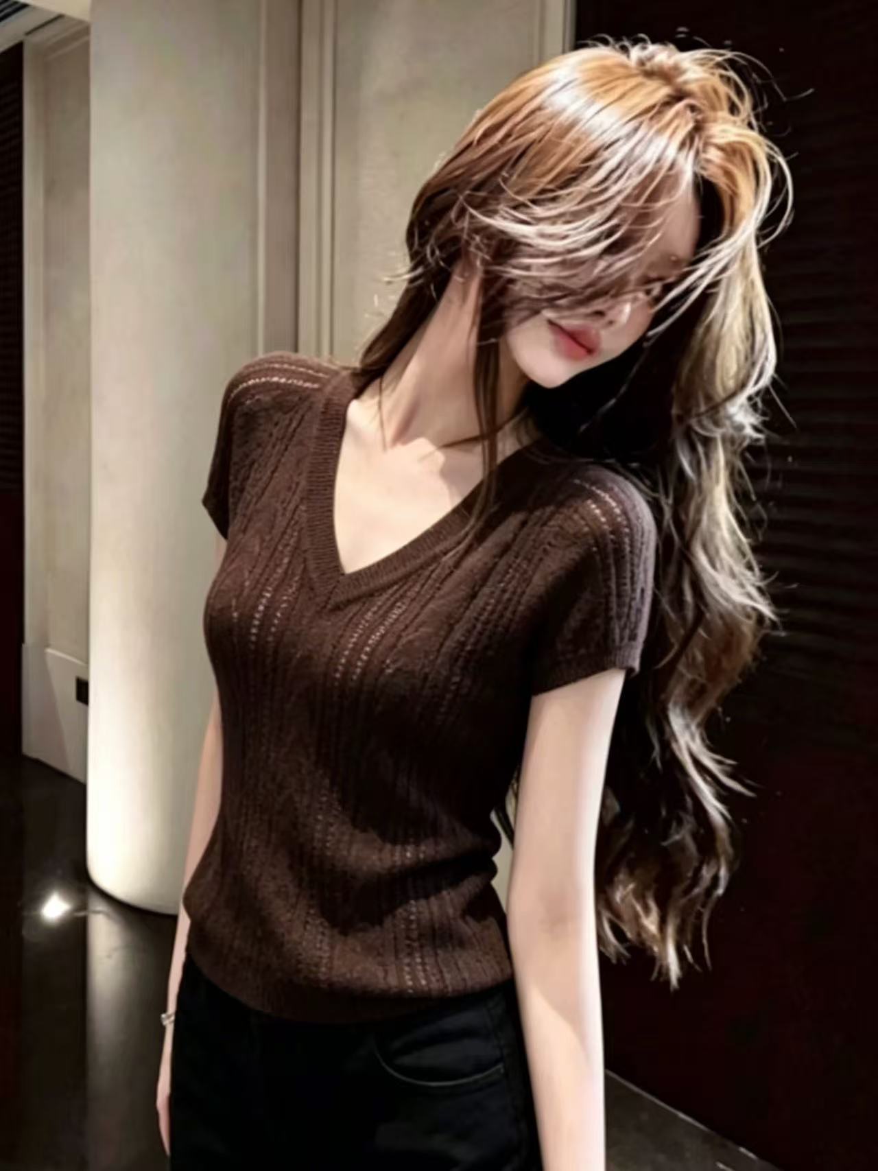 한 부서 분위기 센스 커피 색상 홀로우 아웃 V넥 니트 반팔 티셔츠 여성 여름 섹션 캐주얼 다용도 출퇴근 슬림해 보이는 맨위