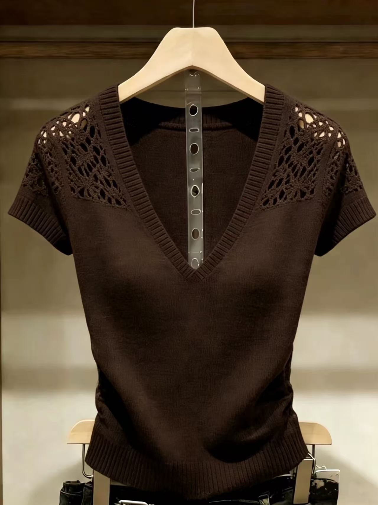 레트로 chic 커피 색상 홀로우 아웃 자수 깊은 V 넥 반팔 기본 셔츠 여성 여름 새로운 캐주얼 출퇴근 다용도 셔츠