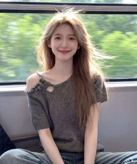 회색 비스듬한 어깨 홀로우 아웃 반팔 티셔츠 여성 2026 년 새로운 여름 Chic 매우 요정 맨위 빛 사람들 코치 착용 가져 가라.