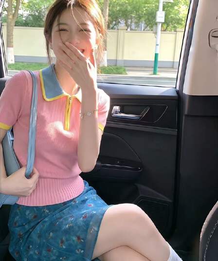 달콤한 스타일 핑크색 POLO 칼라 지퍼 니트 몸매 가꾸기 반팔 티셔츠 여성 2026 새로운 여름 도파민 맨위