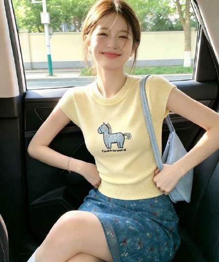 외국 가스 작은 말 자수 반팔 티셔츠 여성 도파민 착용 가져 가라. 연령 감소 몸매 가꾸기 쇼트 스타일 황색 맨위 2026 여름