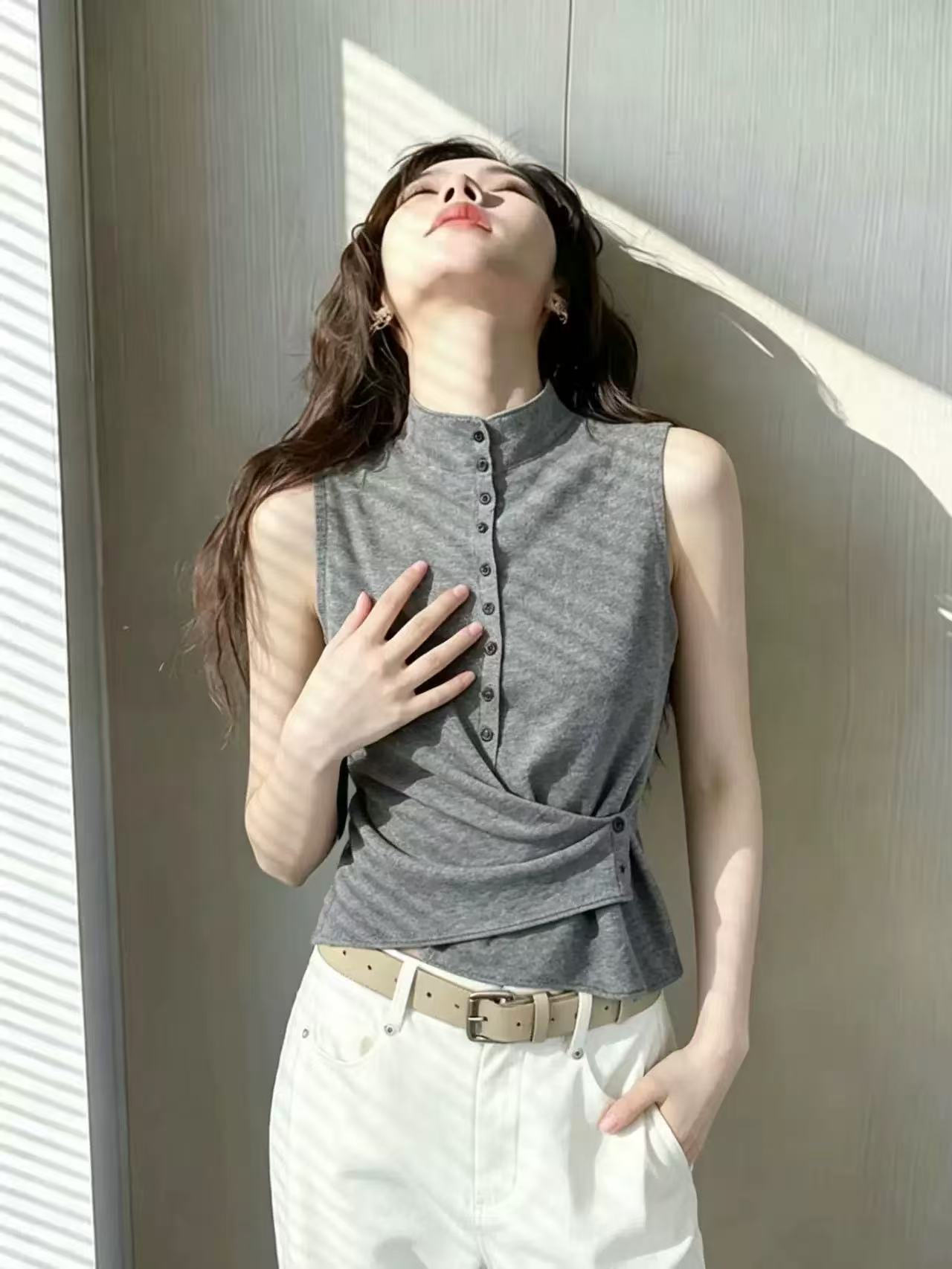프랑스식 빛 요리 한 우아함 바람 민소매 스탠드 칼라 니트 스웨터 여성 여름 새로운 디자인 센스 슬림해 보이는 허리 수축 단추 맨위