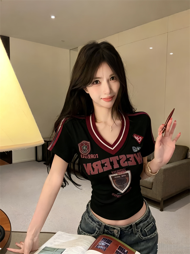 실사 아메리칸 핫걸 V넥 배색 바 기사 반팔 티셔츠 여성 알파벳 자수 몸매 가꾸기 쇼트 스타일 맨위