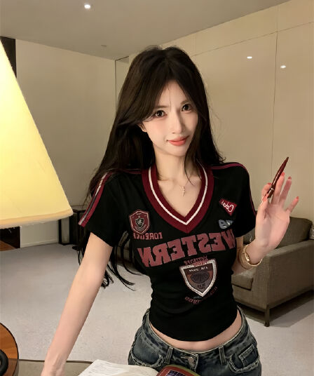 실사 아메리칸 핫걸 V넥 배색 바 기사 반팔 티셔츠 여성 알파벳 자수 몸매 가꾸기 쇼트 스타일 맨위