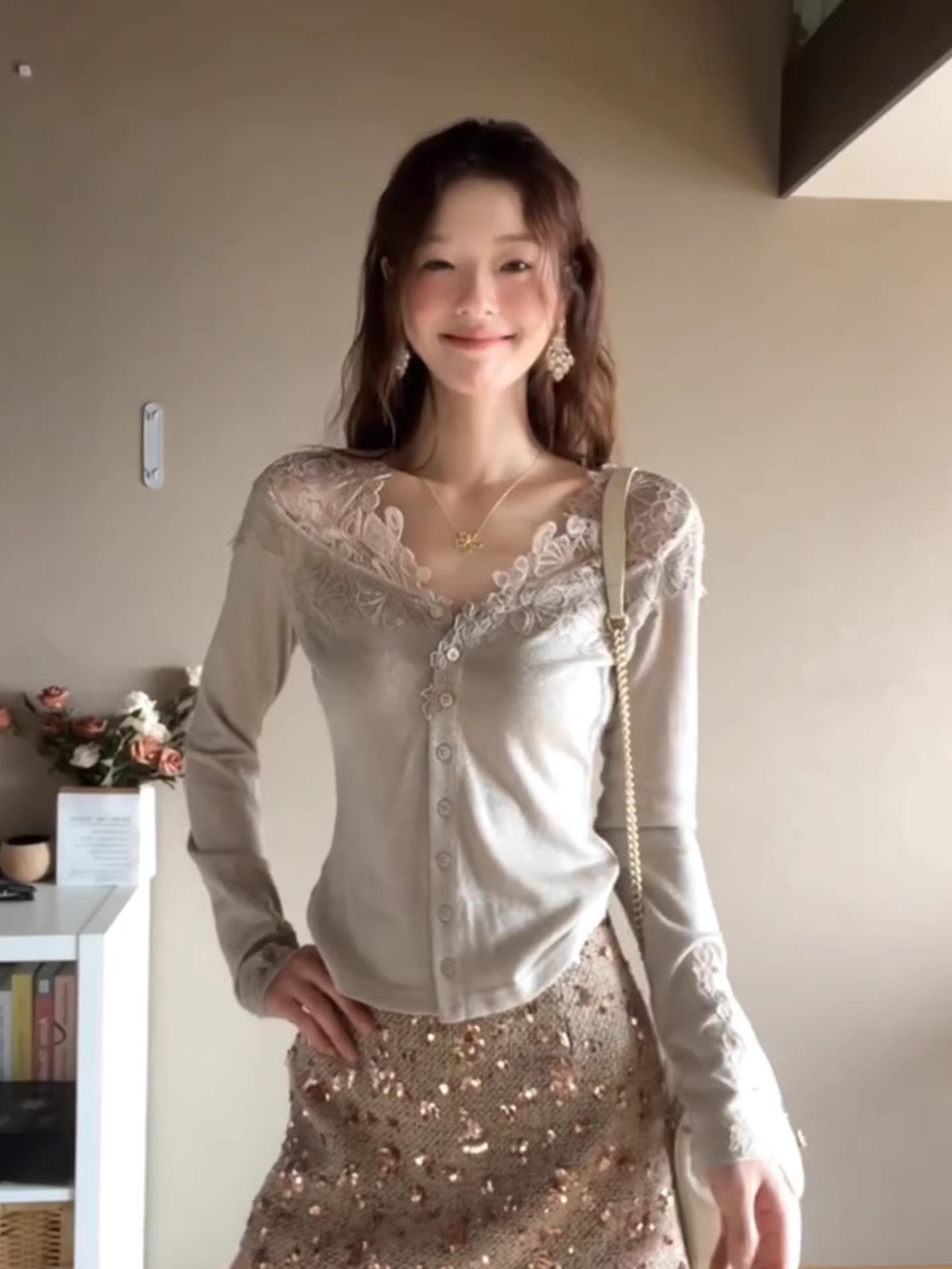 레이스 조각 V넥 긍정적 인 어깨 긴팔 티셔츠 기본 셔츠 여성 봄 아름다운 아름다운 인사이드 가져 가라. 몸매 가꾸기 쇼트 스타일 작은 맨위