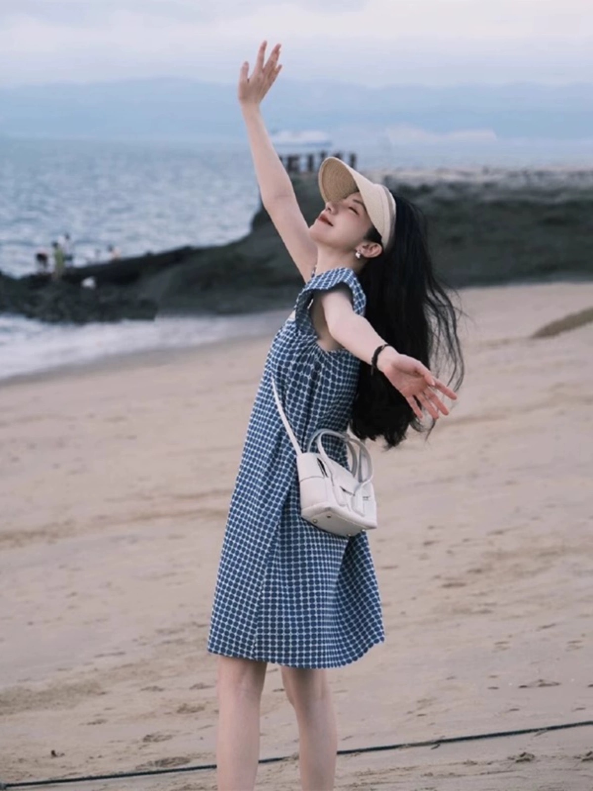 파란색 체크무늬 반팔 점프 슈트 치마 여름 프랑스식 Chic 아름다운 해변가 휴가 바람 작은 날다 소매 품격 치마