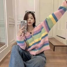 批发彩虹条纹<b class='q'>韩版</b>多巴胺毛衣<b class='q'>外套</b>女装秋冬宽松针织开衫设计上衣外穿