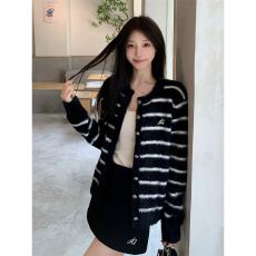 批发韩系高级感毛衣外套女秋冬季<b class='q'>刺绣</b>条纹针织开衫宽松显瘦软糯<b class='q'>上衣</b>潮