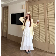 批发法式气质温柔风<b class='q'>蕾丝</b>V领吊带<b class='q'>连衣裙</b>女不规则A字裙收腰度假长裙套装