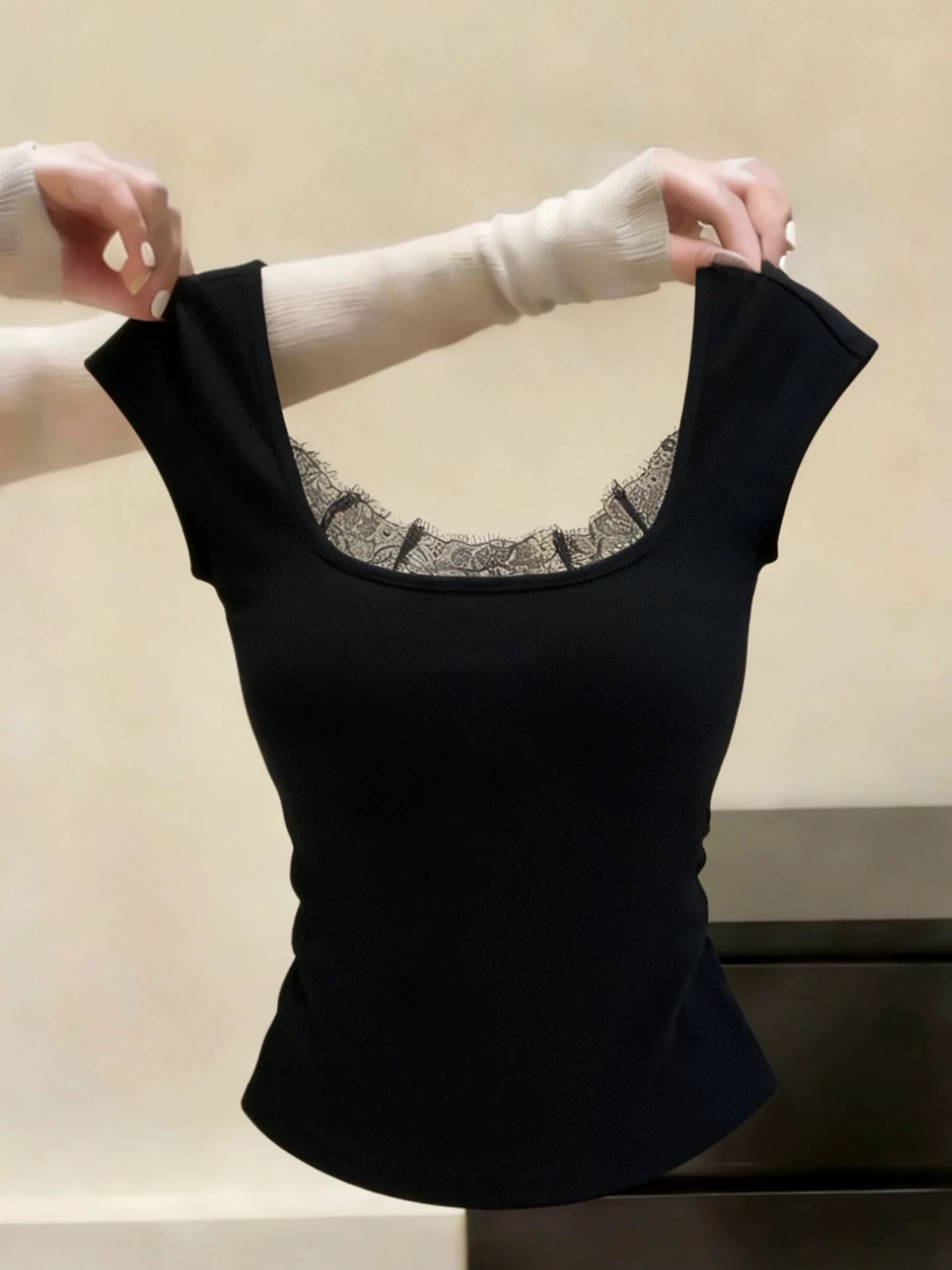 한 부서 품격 검정색 레이스 측면 광장 칼라 어깨 티셔츠 여성 여름 새로운 작은 대중 외국 가스 몸매 가꾸기 슬림해 보이는 맨위