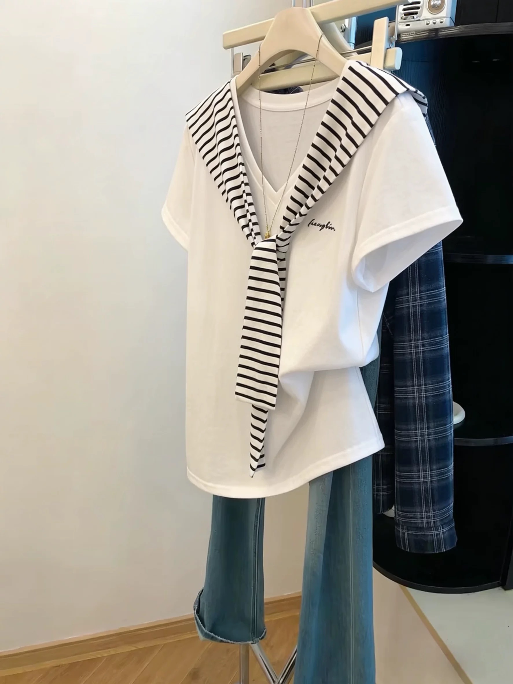 화이트 V넥 스트라이프 숄 투피스 세트 반팔 티셔츠 여성 2026 여름 새로운 디자인 센스 품격 연령 감소 맨위