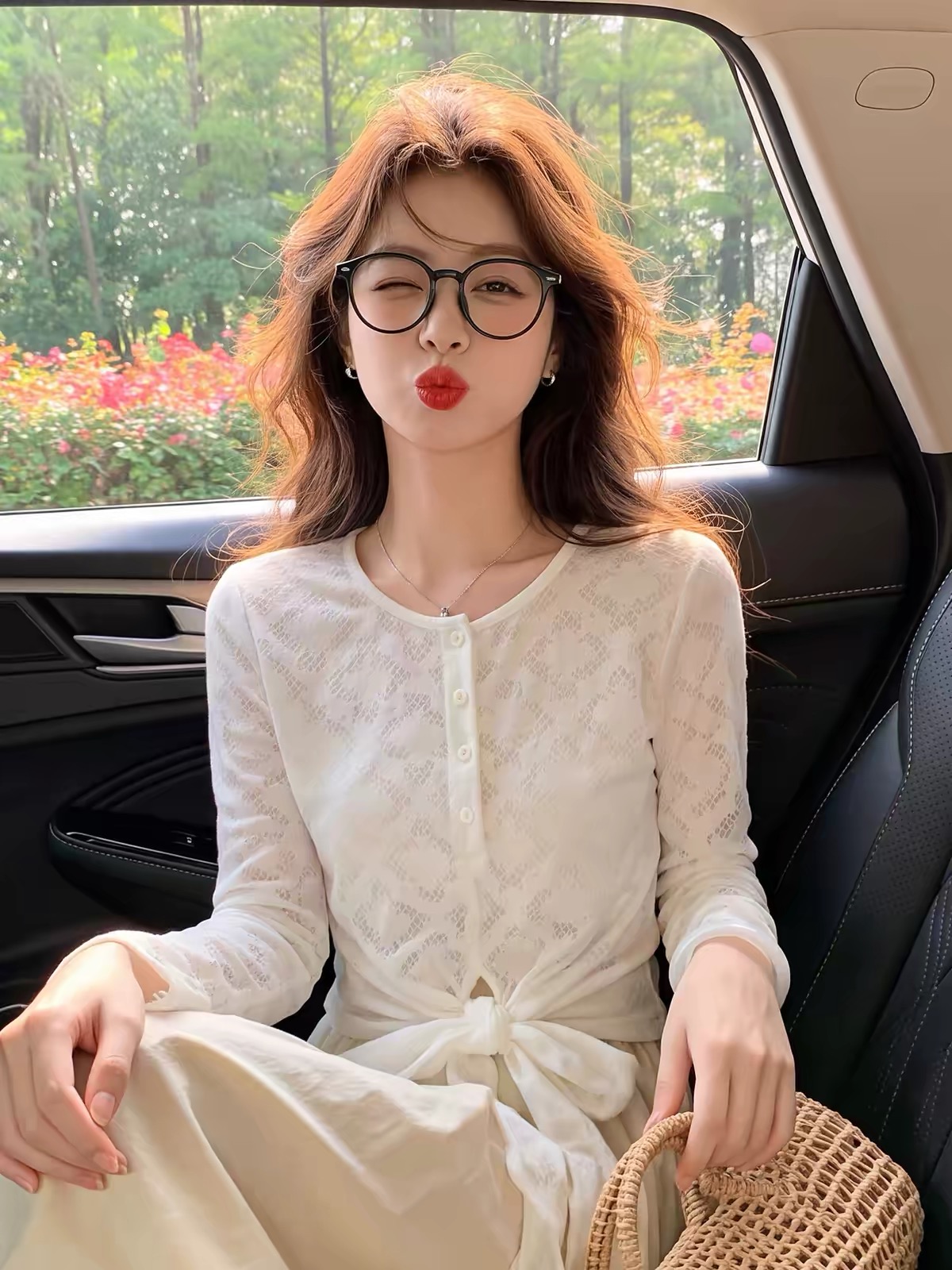 法式复古钩花镂空蕾丝衫女早秋轻薄透气蝴蝶结系带长袖内搭打底衫 服裝批發女裝批發服飾貨源