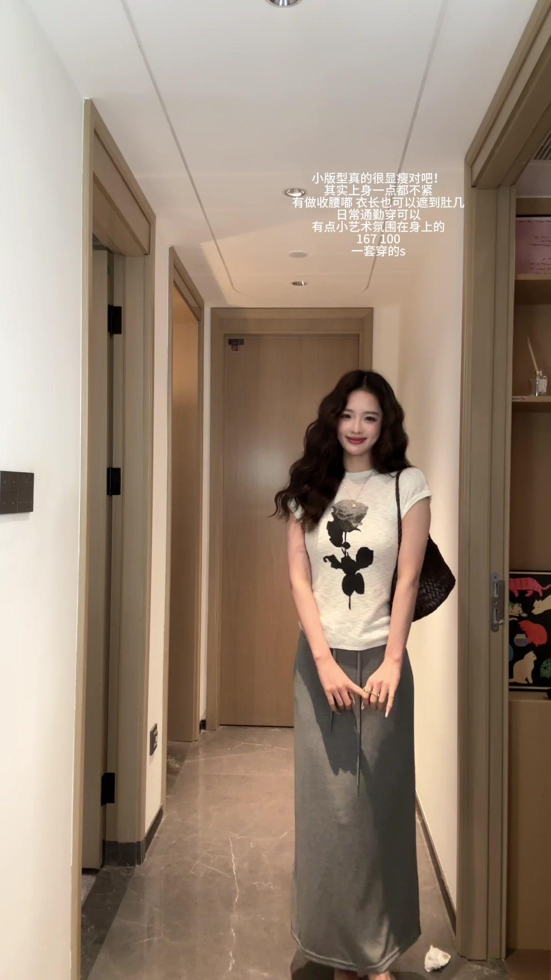 한 부서 레트로 수묵화 꽃 작은 날다 소매 맨위 여성 여름 2026 새로운 몸매 가꾸기 슬림해 보이는 긍정적 인 어깨 반팔 티셔츠