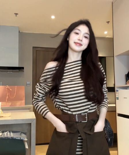 한국 스타일 작은 대중 워크웨어 트임 방귀 커튼 보트넥 오프숄더 스트라이프 중간 길이 티셔츠 치마 벨트 3종 세트 여성복