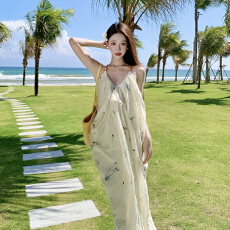 批发实拍  度假风刺绣不规则<b class='q'>无袖</b>挂脖吊带<b class='q'>连衣裙</b>女夏露背沙滩长裙子