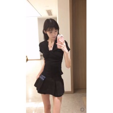 批发法式<b class='q'>气质</b>黑色v领短袖女夏2026新款小众设计感正肩上衣显瘦两件套