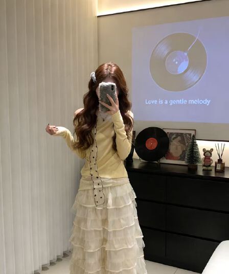 이른 가을 달콤한 핫걸 한 단어 가을 어깨 밝은 노란색 맨위 여성 디자인 센스 패치워크 긴팔 티셔츠 몸매 가꾸기 만나는 세트