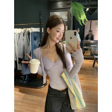 批发红人馆针织开衫女<b class='q'>春</b>季2026超火减龄上衣v领短款罩衫紫色毛衣外套